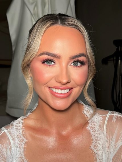 Soft pink eye makeup